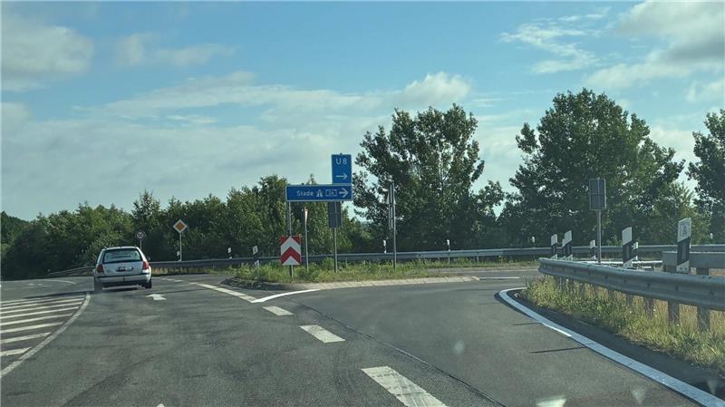 Die Deckschicht des Asphalts auf der A26 ist erneuert worden.