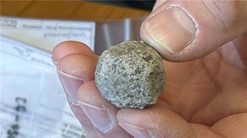 Wiedergeburt der Horneburg: Auf der Burginsel ins Mittelalter reisen Die Deformation zeigt: Diese Musketenkugel aus Blei durchschlug den Harnisch eines Soldaten bei der Schlacht um Horneburg.