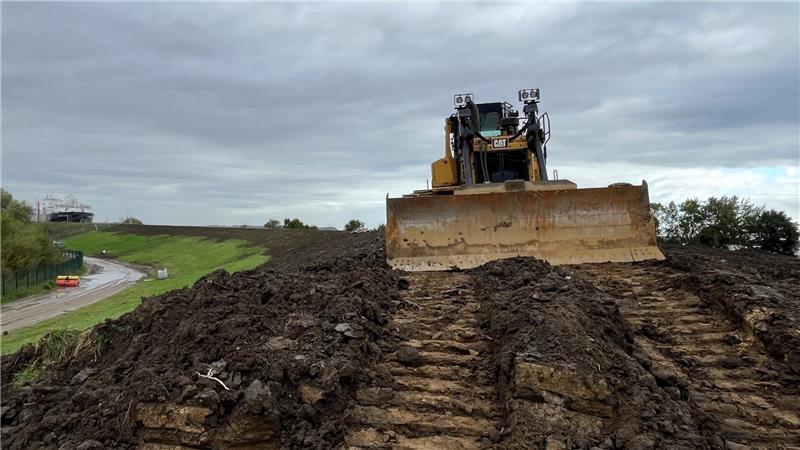 Menschen in der Marsch im Würgegriff des Klimawandels Die Deiche an der Elbe sollen bis 2050 klimawandelbedingt um bis zu zwei Meter erhöht werden.