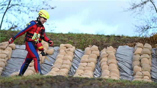 Die Deiche der Ems wurden mit Sandsäcken gesichert.