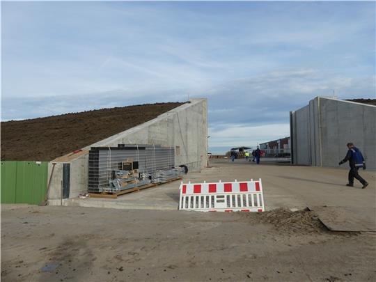 Die Deichlücken zu beiden Seiten des neuen Deichscharts am Ruthenstrom sind geschlossen. Die Stahltore fehlen aber noch immer. Foto: Knappe