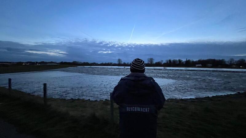 Die Deichwacht behält die Lage im Blick.