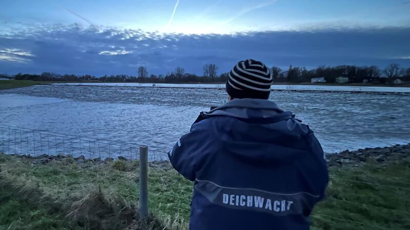 Noch keine Entwarnung nach Hochwasser-Alarm im Landkreis Stade Die Deichwacht läuft die Deiche an der Aue/Lühe alle drei Stunden ab, hier der Blick auf die Überlaufschwelle in Horneburg.
