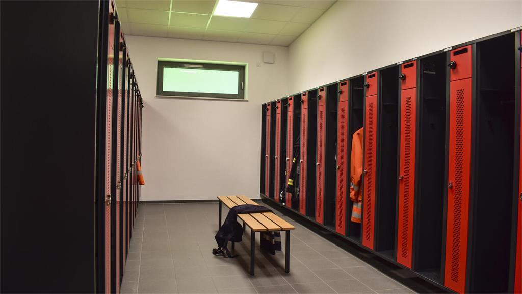 Die Deinster Feuwehrleute haben es mordern und viel Platz in ihrer Umkleidekabin...