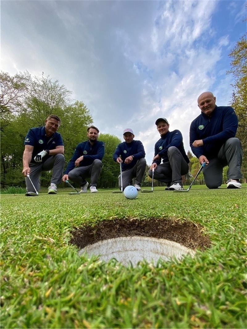 Golfturnier in Daensen für die Opfer des Ukraine-Krieges Die Deinster Mannschaft will wieder in die Oberliga (von links): Helmut Wiede, Christoph Schippert, Jörn Grewe, Christopher Rochel und Markus Ries. Zum Team gehören insgesamt 13 Spieler. Foto: Scholz