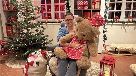 Die „Dekoqueen“ Kristina Schöneberg hat innerhalb kürzester Zeit das leerstehende Weinlager in ein Weihnachtshaus verwandelt.