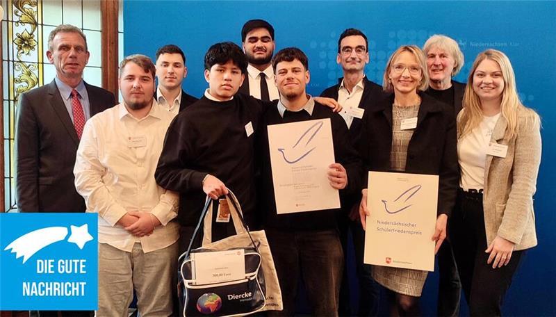 Die Delegation der BBS II Stade - Schüler, Lehrkräfte und der Lokalhistoriker Michael Quelle - bei der Preisverleihung in Hannover.