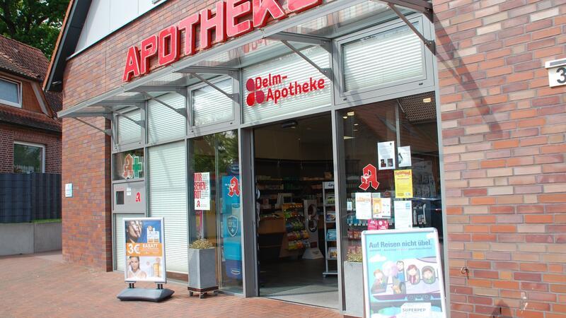 Die Delm-Apotheke am "Roten Platz" an der Buxtehuder Straße in Apensen