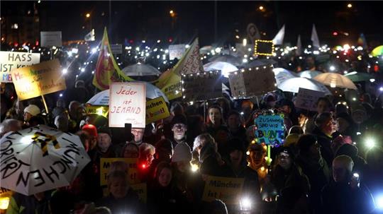 Die Demo „Lichtermeer für Demokratie, gegen Rassismus, Antisemitismus und Hetze“ auf der Theresienwiese in München.