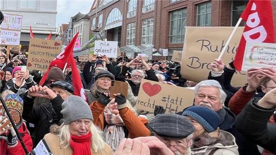 Die Demo in Buxtehude war kleiner geplant und brachte am Ende 2500 Menschen auf die Straße.