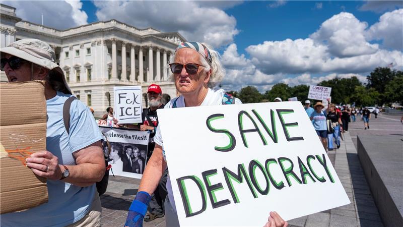 Die Demokratie ist laut einem neuen Bericht in vielen Ländern auf dem Rückzug - etwa in den USA. (Archivbild)