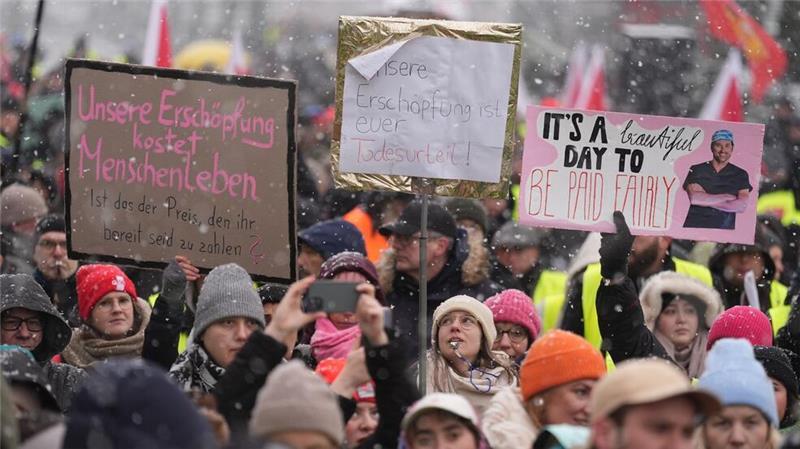 Die Demonstranten fordern bessere Löhne. 