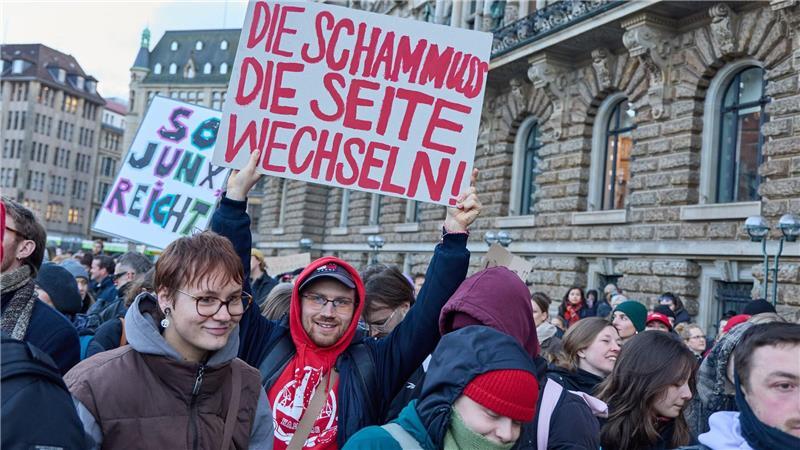 Die Demonstranten forderten: „Die Scham muss die Seite wechseln“.