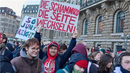 Die Demonstranten forderten: „Die Scham muss die Seite wechseln“.