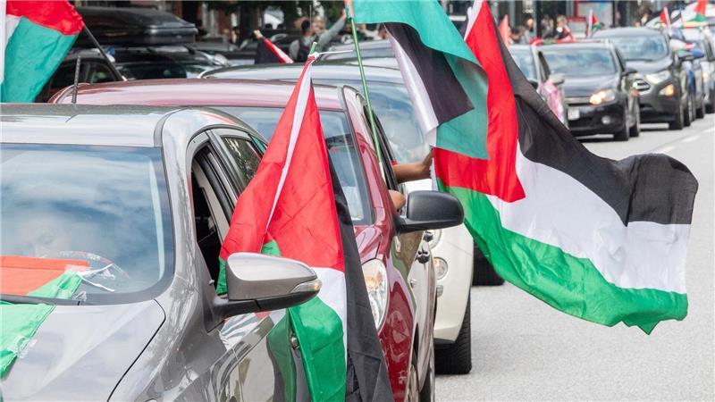 Propalästinensischer Autokorso fährt durch Hamburg Die Demonstranten forderten ein Ende der Waffenlieferung an Israel und mehr humanitäre Hilfe für die Zivilbevölkerung im Gazastreifen.