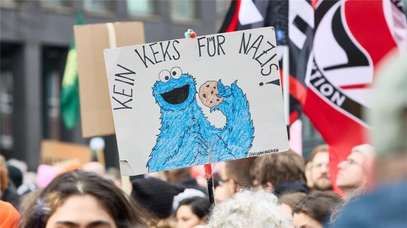 Die Demonstranten haben viele bunte Plakate gegen rechts gestaltet.