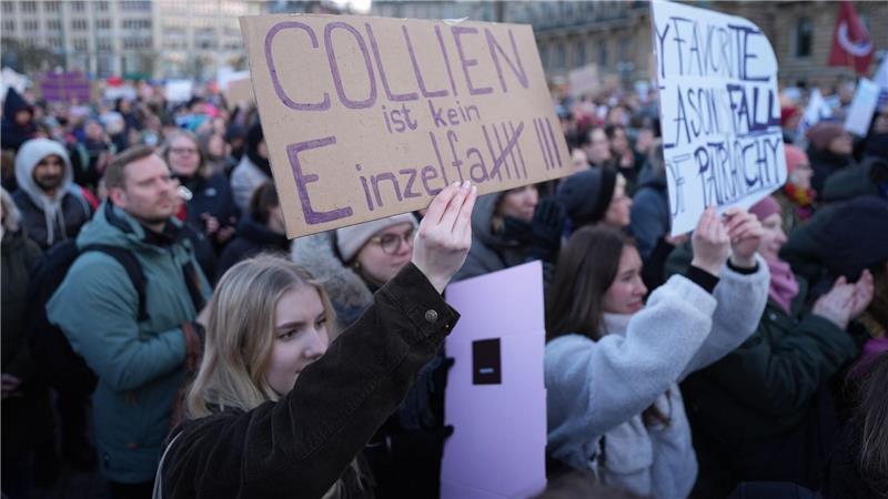 Fernandes bei Hamburger Demo für mehr Opferschutz Die Demonstranten hatten zahlreiche Schilder gemalt.