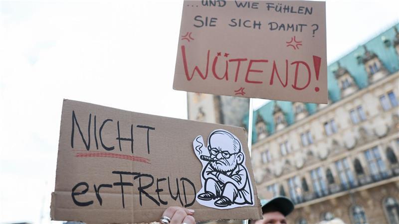 Die Demonstranten hielten selbstgemalte Pappschilder in die Höhe.