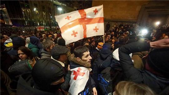 Die Demonstranten in Tiflis hoffen auf eine Annäherung an Europa.