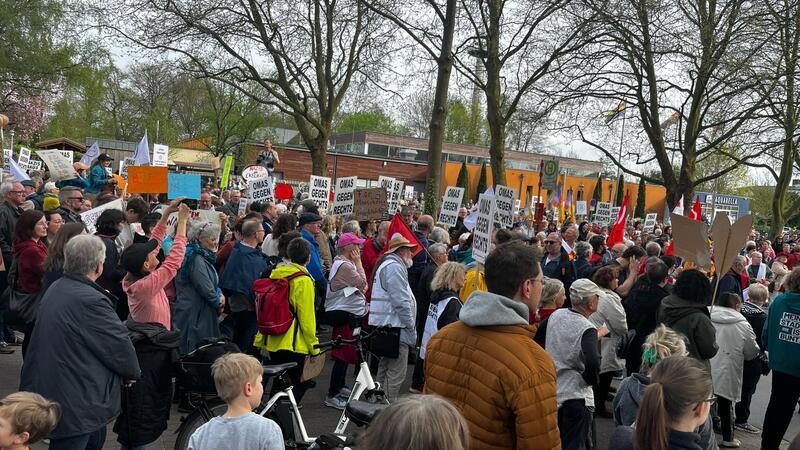 Massive Proteste vor AfD-Veranstaltung in der Buxtehuder Halepaghen-Schule Die Demonstranten protestieren gegen eine Wahlkampfveranstaltung der AfD im Buxtehuder Gymnasium.