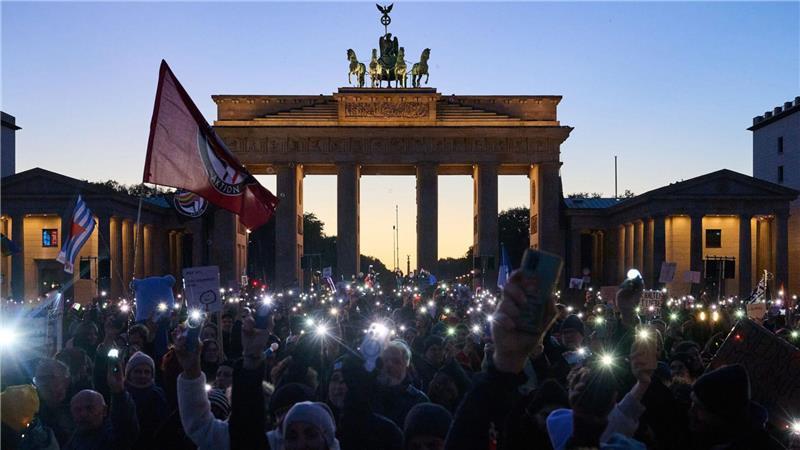 Merz sagt AfD den Kampf an – und bleibt bei Stadtbild-Satz Die Demonstranten trafen sich für ihren Protest vor dem Brandenburger Tor.