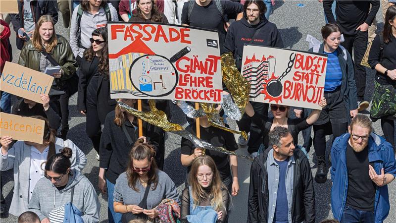 Tausende protestieren gegen Uni-Kürzungen in Hamburg Die Demonstranten tragen Schilder etwa mit der Aufschrift „Fassade glänzt, Lehre bröckelt“ oder „Budget statt Burnout“.