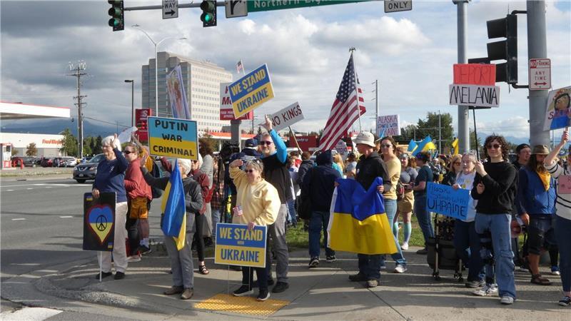 „We stand with Ukraine“ - Protest in Alaska vor Gipfel Die Demonstranten zeigen sich solidarisch mit der von Russland angegriffenen Ukraine.