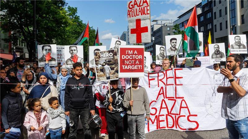 Die Demonstranten ziehen zur Abschlusskundgebung an der Schanzenstraße.