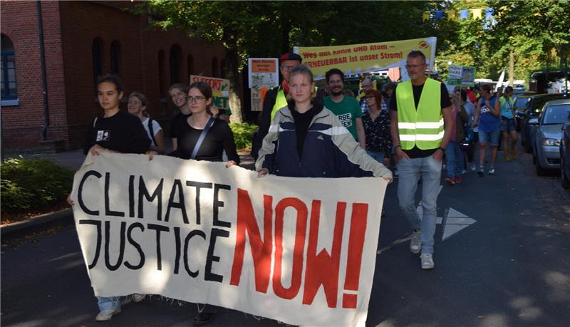 Rund 200 Teilnehmer bei Fridays for Future: Kritik an der Stadt Buxtehude Die Demonstration der Klimaschutzbewegung Fridays for Future in Buxtehude führt über die Bahnhofstraße. Nach Angaben des Veranstalters beteiligen sich 250 Menschen daran.