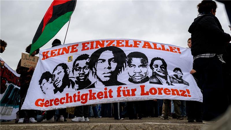 Die Demonstration fand fast auf den Tag genau ein Jahr nach den tödlichen Polizeischüssen statt. 