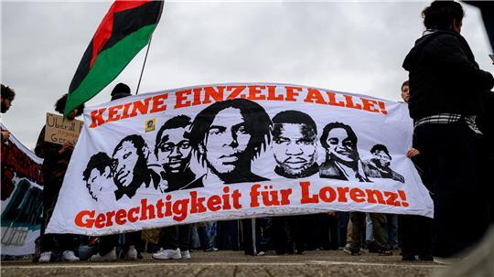 Die Demonstration fand fast auf den Tag genau ein Jahr nach den tödlichen Polizeischüssen statt. 