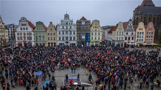 Die Demonstration in Rostock läuft unter dem Motto „Nie wieder ist jetzt - alle zusammen gegen den Faschismus“.