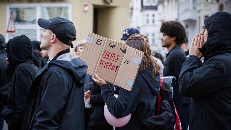 Hunderte bei Antifa-Demo vor Tag der Deutschen Einheit Die Demonstration richtete sich laut den Veranstaltern gegen Nationalismus.