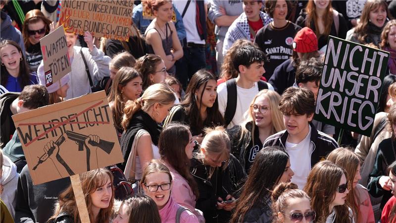 Die Demonstration war Teil der bundesweiten Initiative Schulstreik gegen Wehrpflicht, die zum inzwischen dritten Mal zu Protesten aufgerufen hat. 