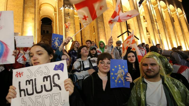 Demonstranten in Georgien kämpfen für EU-Zukunft Die Demonstrationen schwollen weiter an. Zehntausende Menschen versammelten sich im Zentrum der Hauptstadt Tiflis.