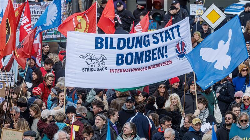 Die Demonstrierenden äußern ihre Forderungen beim Ostermarsch.