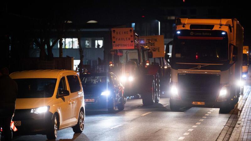 Hafenblockade der Bauern: Der Protest reißt nicht ab Die Demonstrierenden haben alle 15 Minuten Fahrzeuge durchgelassen. Die Verkehrsbehinderungen waren laut Polizei eher gering.