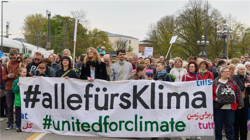 Die Demonstrierenden zogen mit Transparenten und Schildern mittags um die Binnenalster. (Symbolbild)