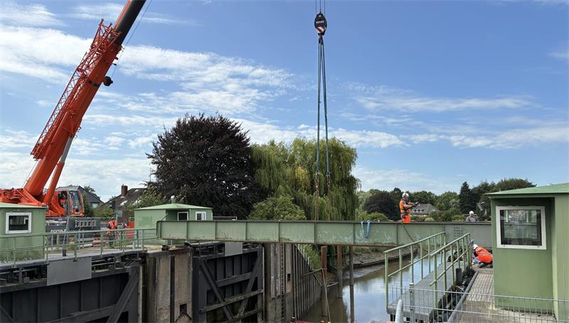 Die Demontage der Brücke wird vorbereitet.