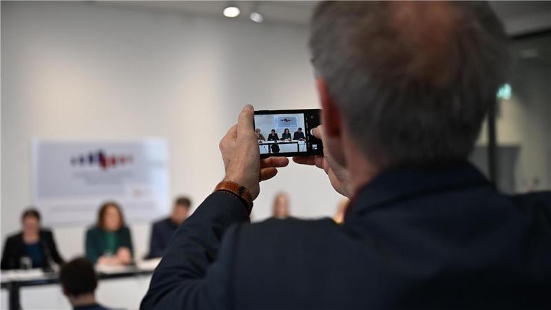 Die Details der Handyregeln sollen die Schulen in Niedersachsen und Hamburg selbst festlegen.