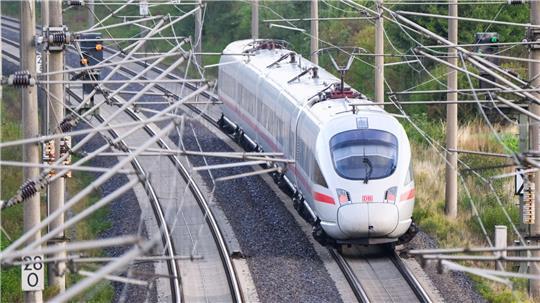 Die Deutsche Bahn beginnt am 1. Mai eine umfassende Sanierung der Strecke zwischen Hamburg und Hannover. (Archivbild)