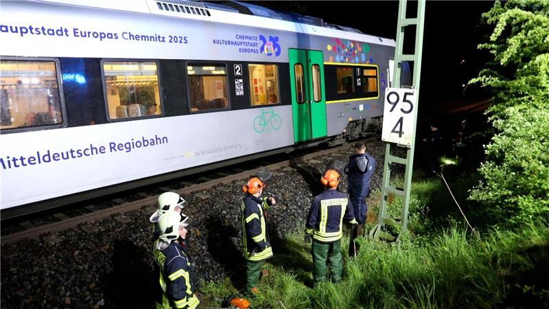 Verletzte bei Unwetter - Beruhigung zum Wochenstart Die Deutsche Bahn berichtete auf X von Streckensperrungen wegen Bäumen auf den Gleisen.