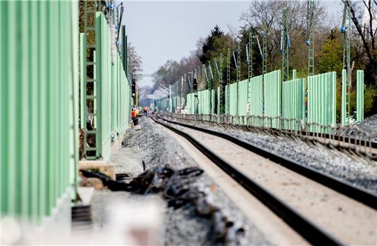 Die Deutsche Bahn errichtet derzeit Lärmschutz in Hammah. Symbolfoto: Hauke-Christian Dittrich/dpa