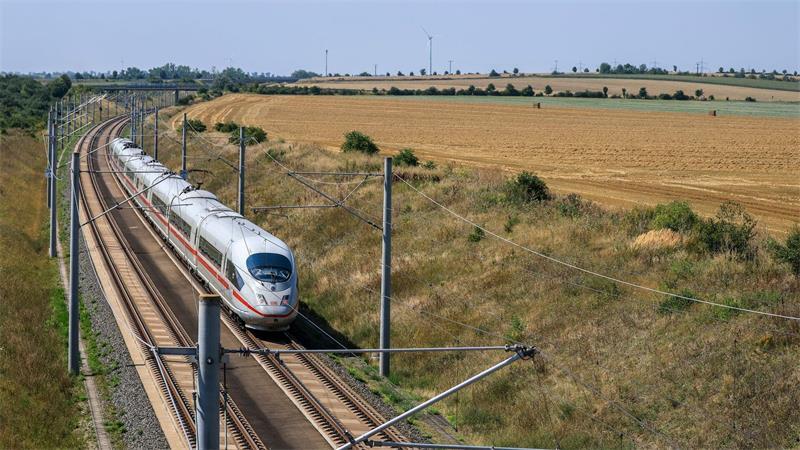 Die Deutsche Bahn erwartet angesichts der Hitze und angekündigter Unwetter eine hohe Belastung für ihre Infrastruktur. (Archivbild)