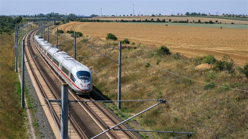 Die Deutsche Bahn geht gerichtlich gegen einen Beschluss der Bundesnetzagentur vor, mit dem der Wettbewerb im Fernverkehr gestärkt werden soll. (Archivbild)