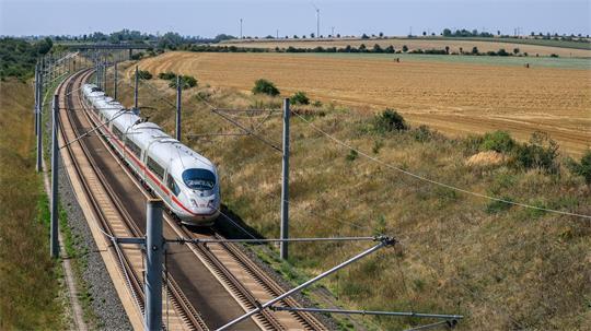 Die Deutsche Bahn geht gerichtlich gegen einen Beschluss der Bundesnetzagentur vor, mit dem der Wettbewerb im Fernverkehr gestärkt werden soll. (Archivbild)