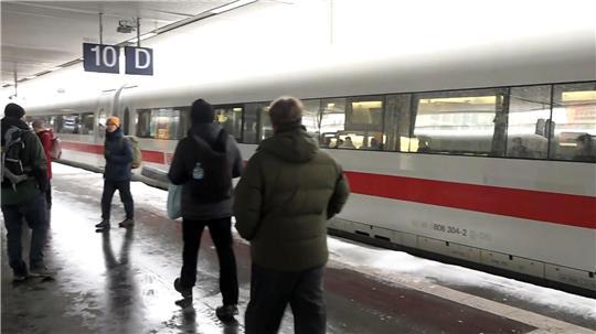 Die Deutsche Bahn hat den Aufenthaltszug für Reisende abgestellt, die wegen des Winterwetters nicht mehr weiterreisen können.