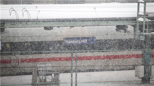 Die Deutsche Bahn hat den Zugverkehr im Großraum Hannover weitgehend eingestellt.