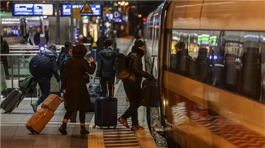 Die Deutsche Bahn hat im vergangenen Jahr erneut mehr Reisende transportiert als im Vorjahr. (Archivbild)