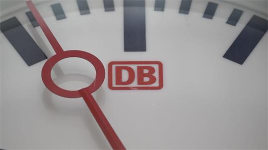 Die Deutsche Bahn konnte sich bei der Pünktlichkeit im August nur leicht verbessern. (Archivbild)